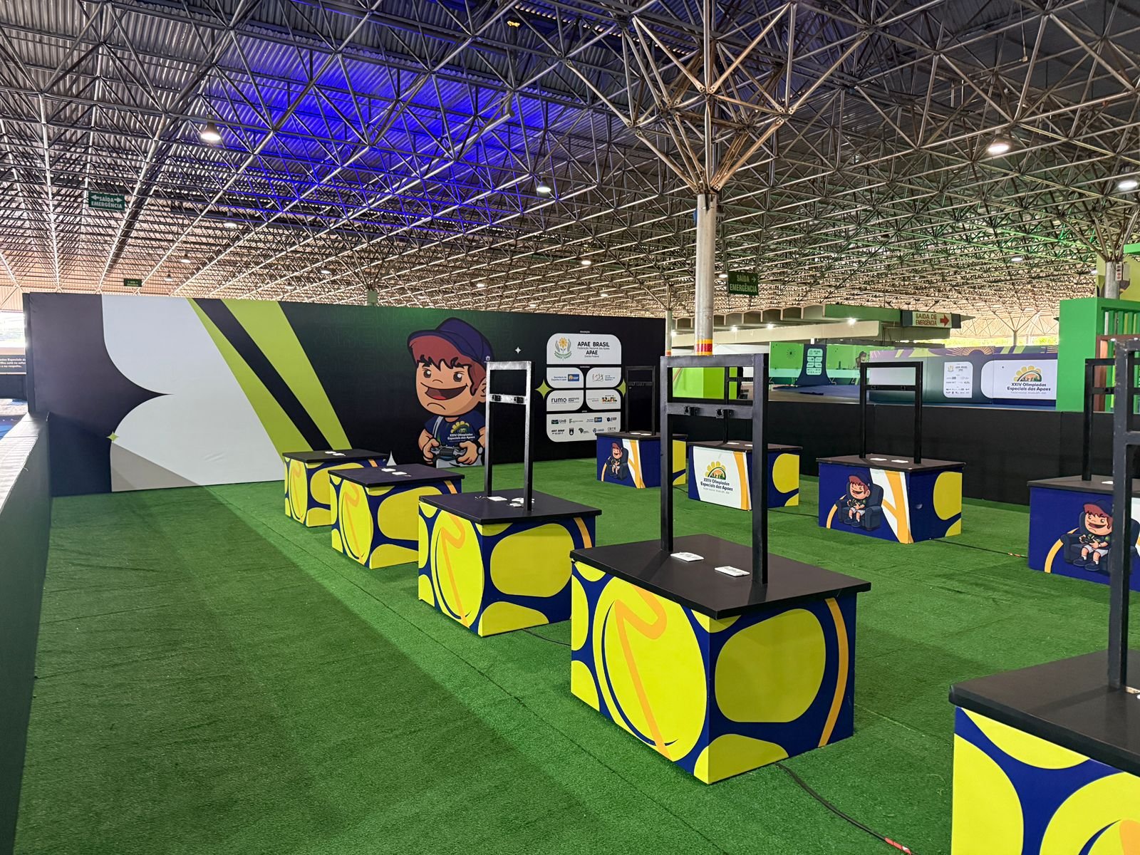 Totem Duplo de Madeira c/ Suporte p/ TV - Imagem 2